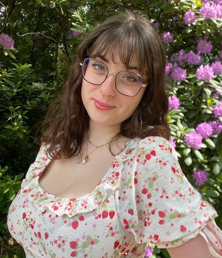 Lily dans son univers fraise